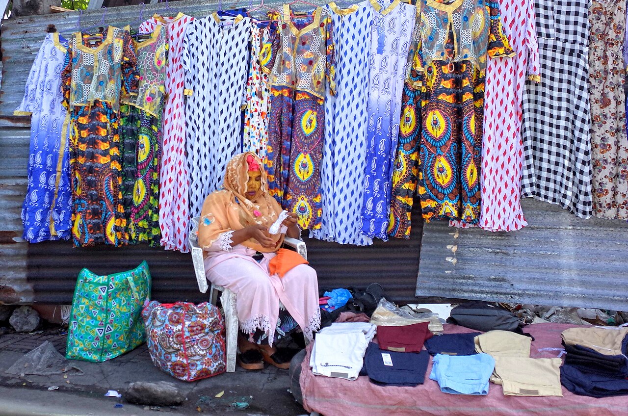 Vendeuses de vêtements colorés sur un marché comorien